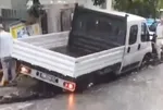 İstanbul Bayrampaşa'da İSKİ rögar hattı kuvvetli yağış nedeniyle çöktü! 2 otomobil ve kamyonet çukura düştü