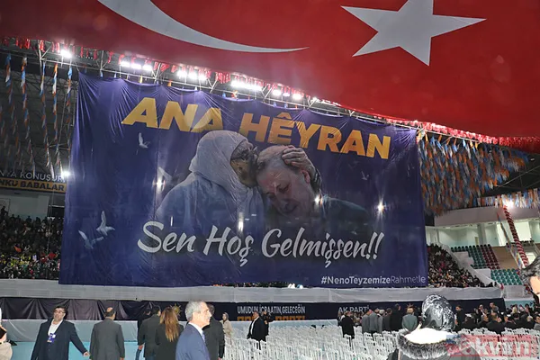 Pankartta, Erdoğan'ın Neno Teyze İle Fotoğrafı Yer Alırken, "Ane Heyran, Sen Hoşgelmişsen" Ve "Neno Teyzemize Rahmet" İfadelerine Yer Verildi.