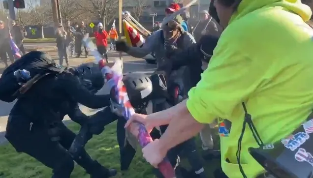 ABD karıştı! Washington DC’de Trump destekçileri ile Antifa destekçileri birbirine girdi