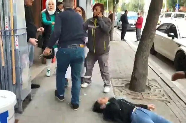 Eskişehir'de sokak ortasında kadına şiddet! Tekme ve yumruklarla yere serdi