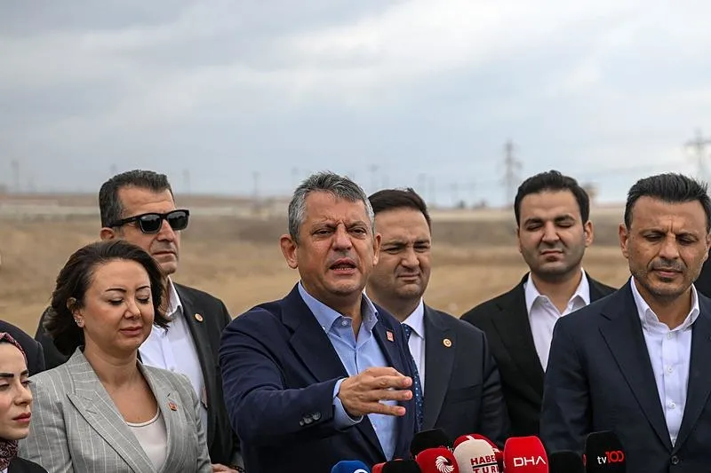 CHP'li Özgür Özel'in Silivri'de tutuklu bulunan yolsuzluk çetesi elebaşı Ekrem İmamoğlu'nu ziyareti (AFP)