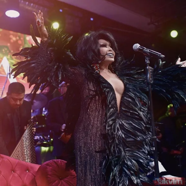 Diva “Zeki Müren intihar etti” demişti! Demet Akalın’dan Bülent Ersoy itirafı geldi! “Tabii ki konuşulan birçok konu var ama...” - 18