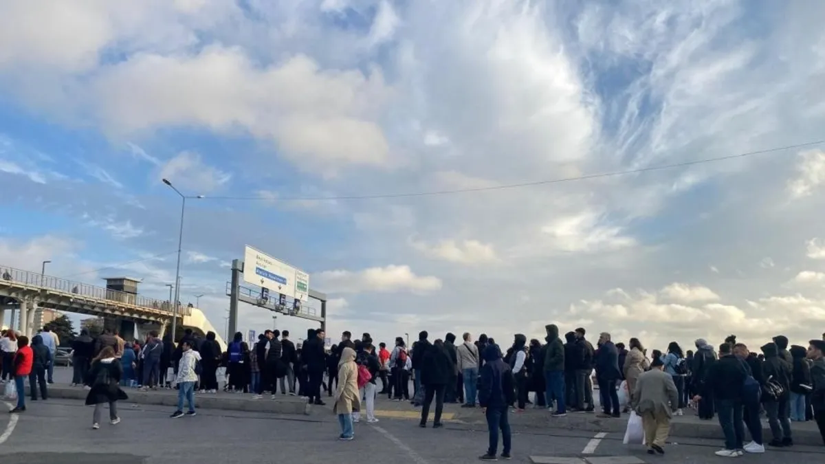 İstanbul'un toplu ulaşım çilesi bitmiyor! 1 saat otobüs bekleyen vatandaştan sert tepki: Henüz buna bir çare bulamadılar