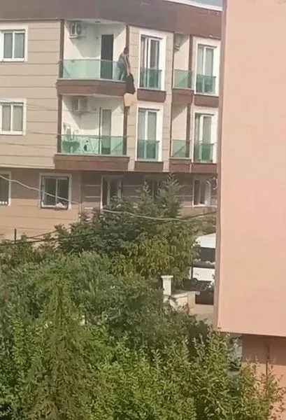 ciglik-atarak-balkona-cikan-kadin-yere-cakildi-o-anlar-kamerada-1632248525189.jpeg Çığlık atarak balkona çıkan kadın yere çakıldı! O anlar kamerada-3
