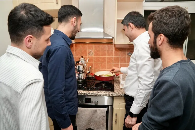 murat-kurumdan-ogrenci-evinde-sahur-mutfaga-girdi-yemek-hazirladi-1710226176664.jpeg Murat Kurum'dan öğrenci evinde sahur: Mutfağa girdi yemek hazırladı-2