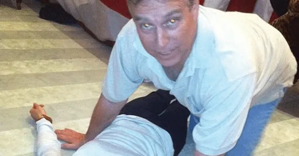 Eski "Prens" Andrew'a sürgün! Sapkın fotoğrafları ve karısının Epstein ile ilişkisi gündem olmuştu