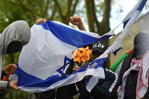 londralilar-filistinin-yaninda-isgalci-teroristlere-karsi-protesto-israil-bayragi-yaktilar-1621705694812.jpeg