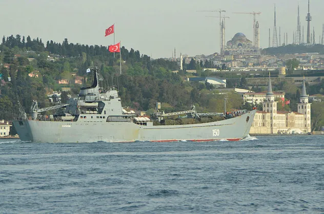 Rus askeri gemisi İstanbul Boğazı'ndan geçti