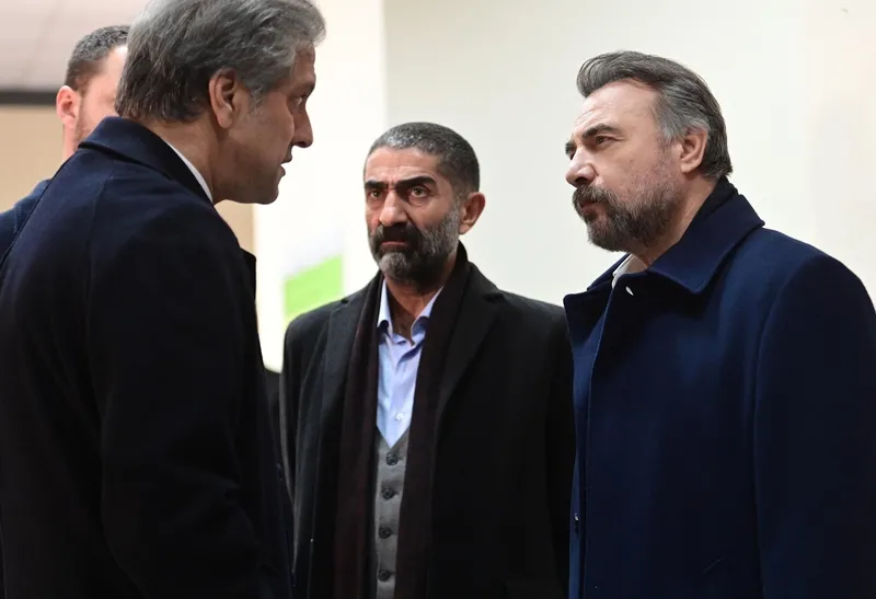 ben-bu-cihana-sigmazam-61-bolum-fragmani-yayinlandi-leylayi-bu-cendereden-cikarmak-icin-biz-bize-yeteriz-1710335143311.jpg Ben Bu Cihana Sığmazam 61. bölüm fragmanı yayınlandı: “Leyla'yı bu cendereden çıkarmak için biz bize yeteriz!”-4