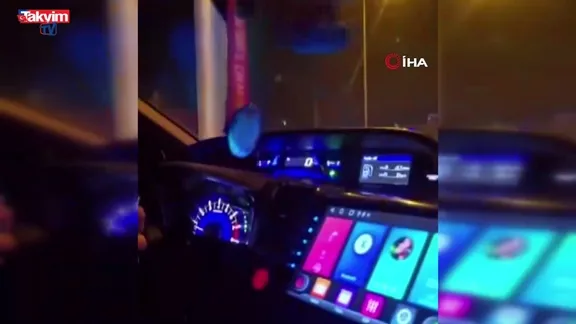 'Sinyal vermedin' diyerek sürücünün önünü kesip camı yumrukladı