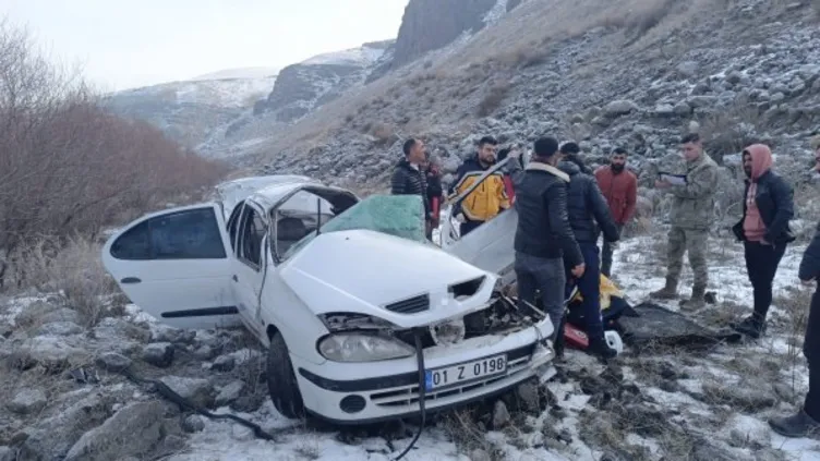 Ağrı’da araç şarampole yuvarlandı: 3 yaralı