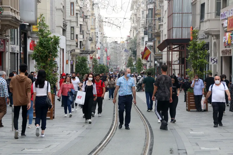 Taksim'de koronavirüs tedbirlerine uyulmadı! Artan vakalara rağmen maskeler ellerde - 11