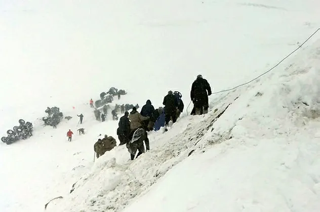 Van'daki çığ faciasının yıl dönümünde şehitler mezarları başında anıldı