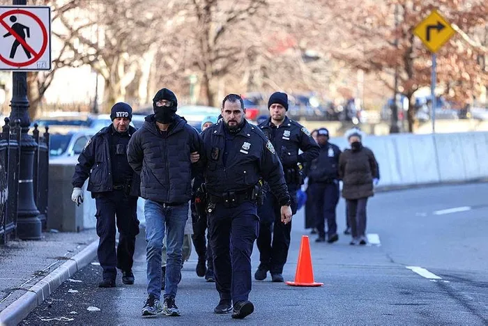 new-yorktaki-yahudiler-holland-tunelini-trafige-kapatti-1704739490835.jpeg New York sokaklarında "Gazze’de ateşkes" sesleri yankılandı! Yahudiler Holland Tüneli'ni trafiğe kapattı-7