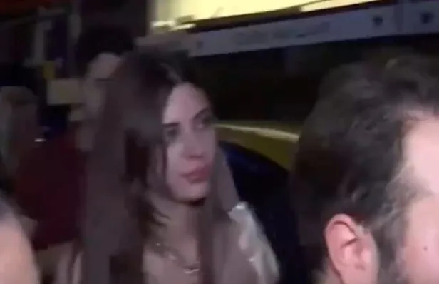 Defne Samyeli'nın 17 yaşındaki kızı Derin Talu erkek arkadaşı küfür kıyamet! Kameralara saldırdı ortalık karıştı-7