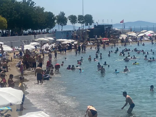 istanbulda-sicaktan-bunalanlar-caddebostan-sahilinde-denize-girerek-serinledi-1627818521766.jpg