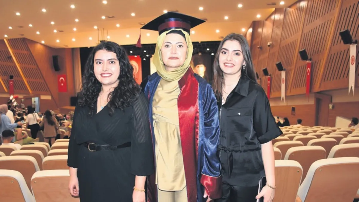 Gülsüm Taş iki kanseri yenip bölüm birincisi olarak mezun oldu