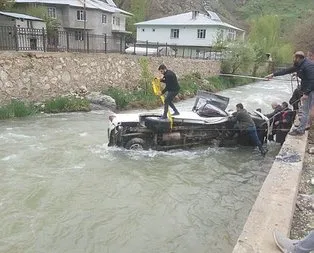 Van’da kontrolden çıkan kamyonet dereye uçtu