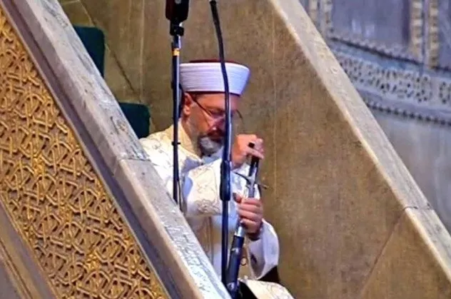 Diyanet İşleri Başkanı Ali Erbaş'tan "kılıçlı hutbe" açıklaması: "Fethin sembolü olan camilerde bu bir gelenek"