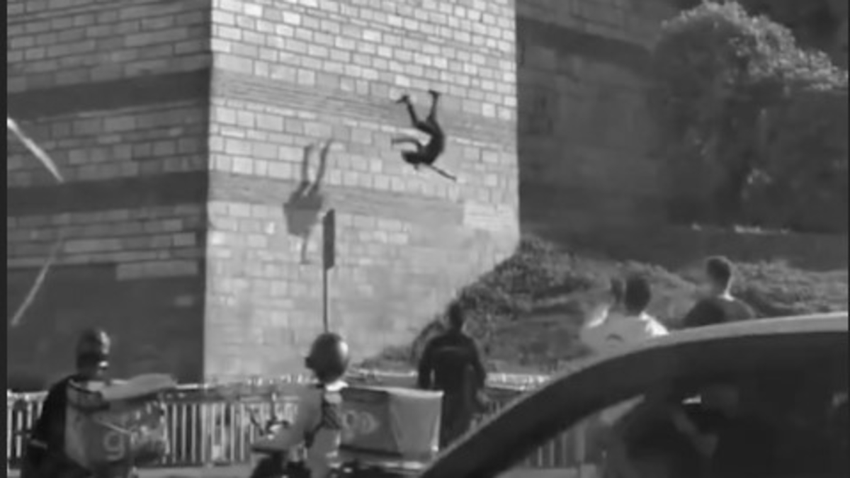 Kan donduran görüntü! Genç kızın kafasını kesti! Surlardan atlayarak intihar etti! (Sansürsüz video)