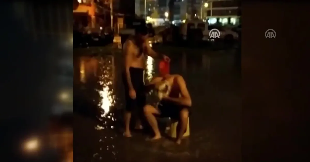 İzmir'de su kesintisine ilginç protesto! Yağmur suyuyla sokakta yıkandılar