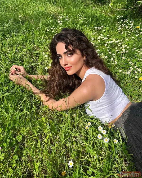 Bir Zamanlar Çukurova’nın Gülten’iydi! Selin Genç kırmızılar içinde paylaştı! Süper minisiyle uzaklara daldı! Ortalığı kasıp kavurdu - 4