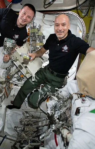 NASA dünyaya duyurdu: 2 astronot şimdiye kadarki en karmaşık uzay görevine başladı