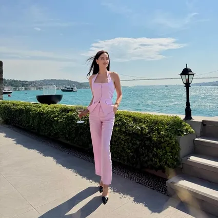 Fahriye Evcen 40’ıncı yaş gününü çiçekler içinde kutladı: Doğum günü pozlarına Burak Özçivit’ten romantik yorum
