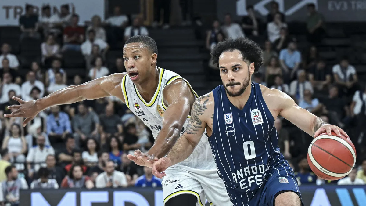 Anadolu Efes pes etmiyor! Fenerbahçe Beko'yu yenip seriyi 4. maça taşıdı