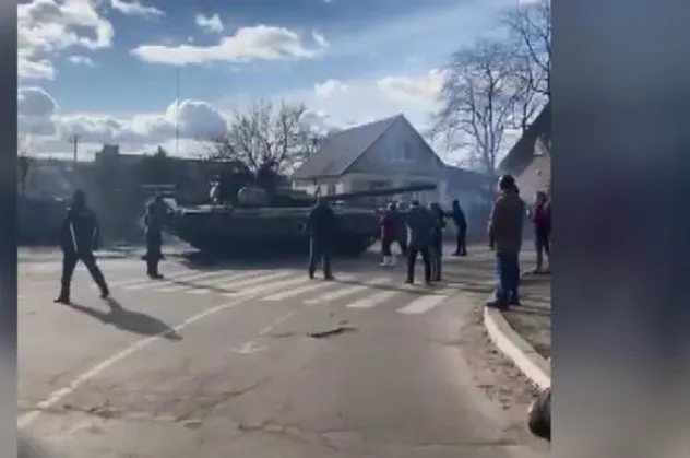 Ukrayna’da direniş ruhu! Halk Rus tanklarını elleriyle durdurmaya çalıştı