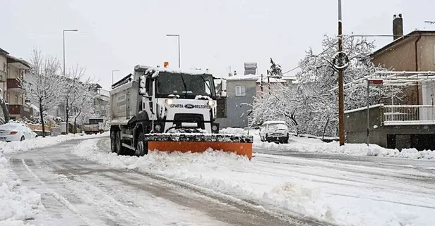 Isparta'da kar yağışı! Valilik duyurdu: "Eğitime 1 gün ara verilmiştir"
