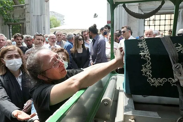 senelerce-son-dakika-haberlerini-ekran-basindaki-izleyicilere-aktaran-ozlem-sarikaya-yurt-hayatini-kaybetti-1652909978929.jpeg Senelerce son dakika haberlerini ekran başındaki izleyicilere aktaran Özlem Sarıkaya Yurt hayatını kaybetti-4