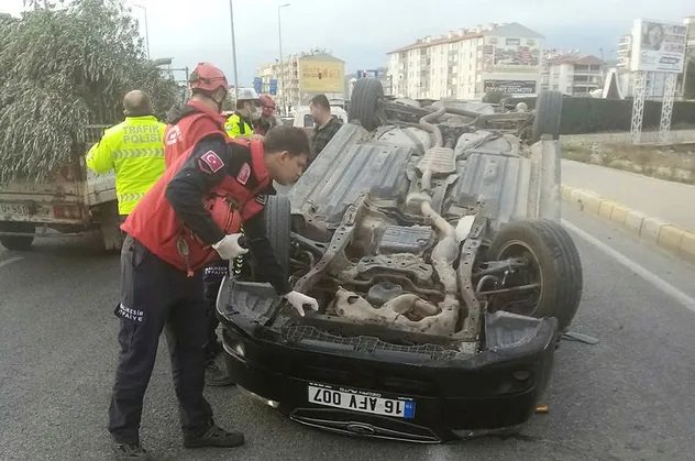 Balıkesir Edremit'te feci kaza! Otomobil takla attı burnu bile kanamadan çıktı!