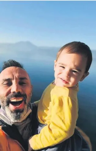 Oyuncu Umut Oğuz oğluyla poz verdi