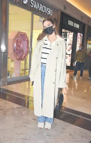 Eş dolabından kombin! İdo Tatlıses'in eşi Yasemin Şefkatli'nin sade tarzıyla dikkat çekti