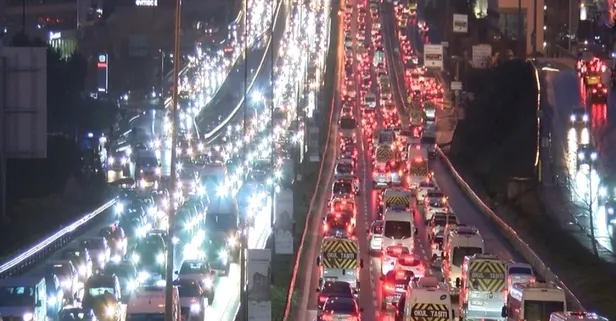 D-100 karayolu kilitlendi! İstanbul'da trafik çilesi bitmiyor: Yoğunluk %89'a ulaştı