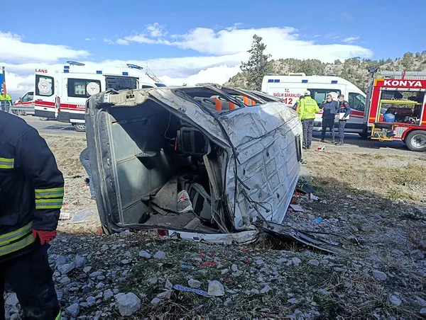 baska-sehirden-kiz-istemeye-gidenleri-tasiyan-minibusun-feci-kazasi-cok-sayida-yarali-var-1603981608149.jpg