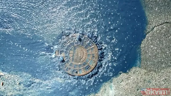 İstanbul'da korkutan görüntü! Mavi su rögardan fışkırdı - 12