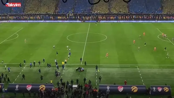 Fenerbahçe'nin yeni transferleri taraftara koştu