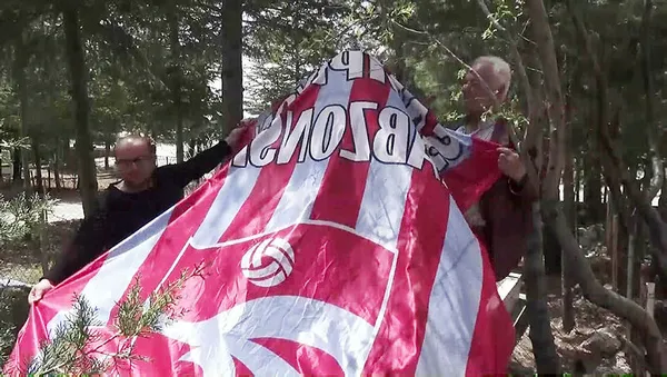 1651657464662.jpg Arkadaşının 22 yıllık vasiyetini yerine getirdi! Mezarına Trabzonspor bayrağı örttü-2