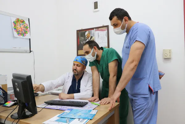 zonguldakta-47-yasindaki-kadin-hastanin-safra-kesesinden-1250-tane-tas-cikti-doktor-taslarla-kendi-adini-yazdi-1652767039611.jpg Zonguldak'ta 47 yaşındaki kadın hastanın safra kesesinden 1250 tane taş çıktı! Doktor taşlarla kendi adını yazdı-6