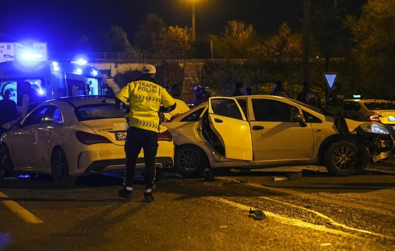 kadikoyde-emniyet-seridinde-duraklayan-surucuye-arkadan-gelen-arac-carpti-1-olu-1775873311822.jpeg Kadıköy’de emniyet şeridinde duraklayan sürücüye arkadan gelen araç çarptı: 1 ölü-4