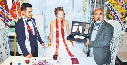 Oğluna yengeç fosili taktı!