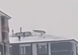 14 katlı binada tehlikeli kar temizliği