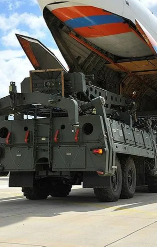 Ankara kararlılığını tüm dünyaya gösterdi!  S-400 sisteminin birinci grup malzemeleri Mürted Hava Meydanı’na getirildi