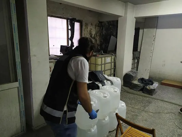 Bahçelievler'de 6 ton kaçak içki ele geçirildi-4