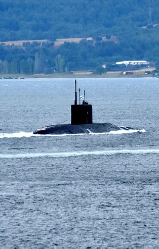 İstanbul Boğazı'nda dikkat çeken hareketlilik! Sahil Güvenlik eşlik etti