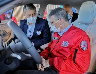 Türk bilim insanı Aziz Sancar yerli otomobil TOGG'un direksiyonuna geçti! Bakın ne sordu!