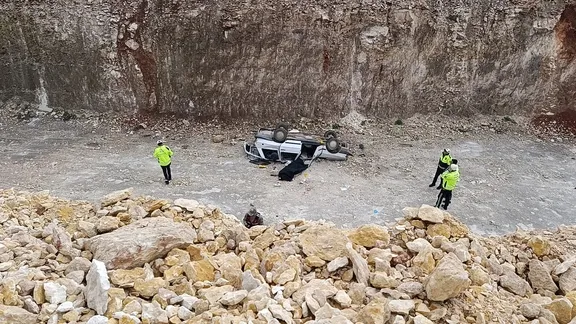 Şanlıurfa'da otomobil 10 metrelik yol yapım çukuruna devrildi: 1 ölü