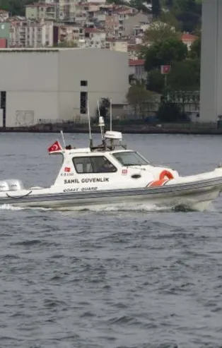 Dalgıçlar denizde onu arıyor: Sahilde fotoğraf çekilirken düştüğü Boğaz'da kayboldu